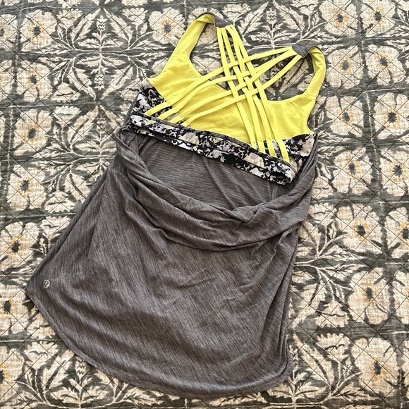 • EUC • Lululemon Tank w/attached Sports Bra • Sz. 4 - Picture 2 of 4